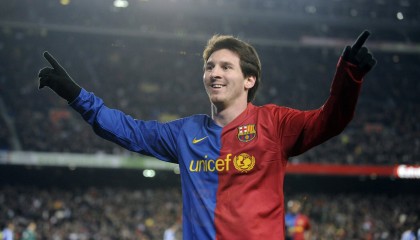 开云体育世界杯-灰熊的獠牙与约基奇的棋盘，当篮球智慧跨越赛场与联赛