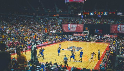 开云体育入口-赛道与球场的双重奏，当F1争冠焦点战遇上76人对马刺的巅峰对决