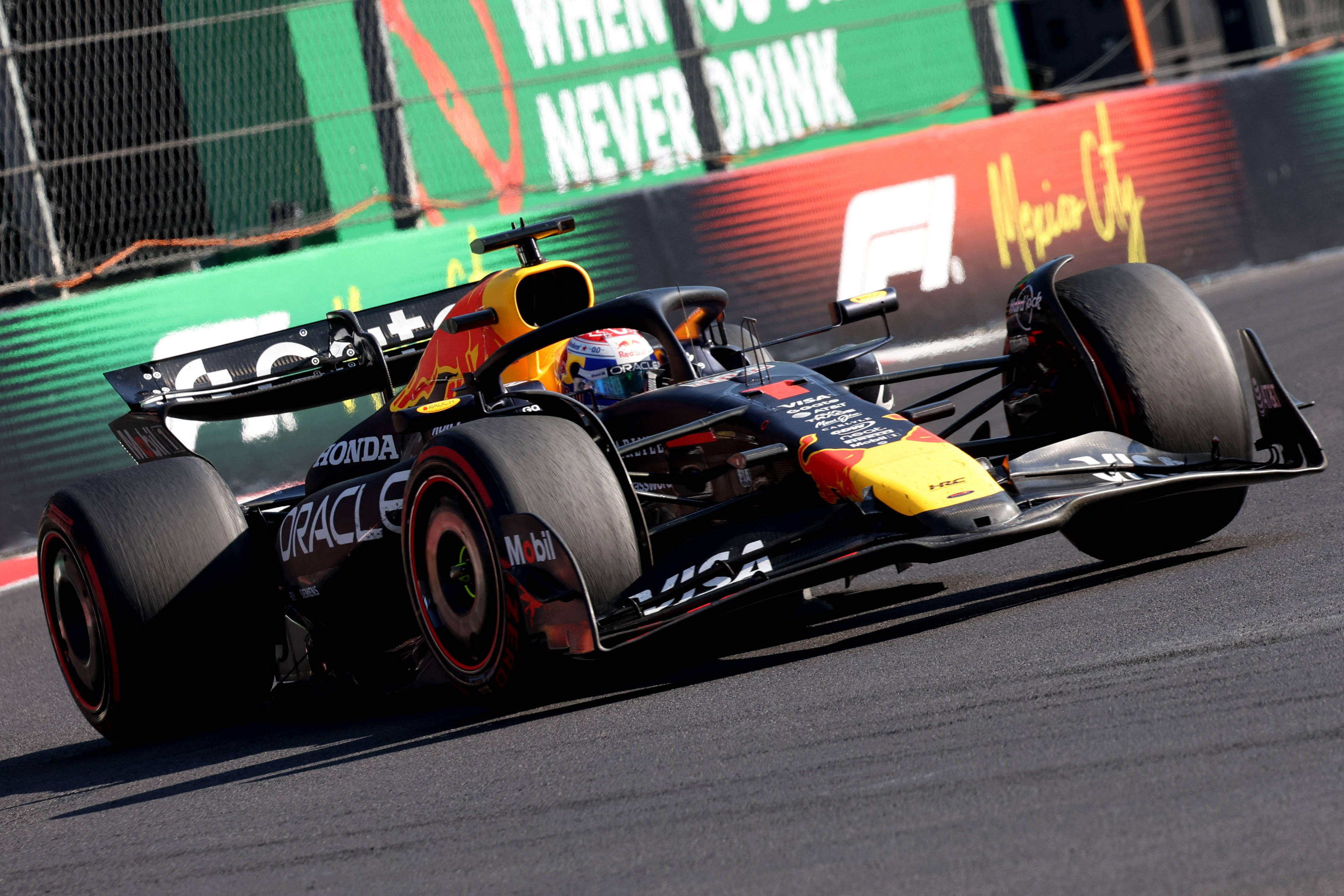 阿斯顿马丁碾压雷诺车队，诺里斯点燃赛场