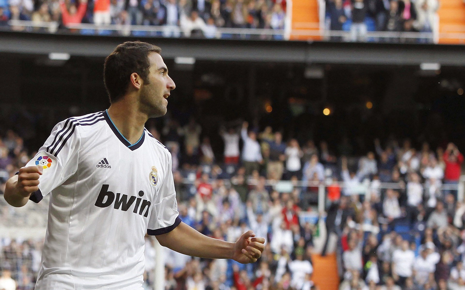 西甲德比与黄蜂雷霆，当绿茵场与硬木地板的命运交响